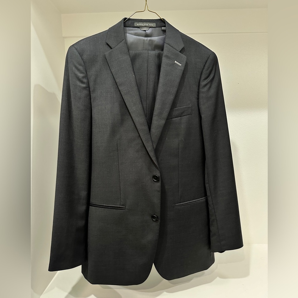 INDOCHINO Hemsworth Charcoal Suit and Vest, 38R
